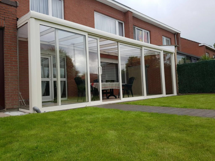 Terrassenüberdachung in cremeweiß matt 4,06m x 3,50m mit Glasplatte klar